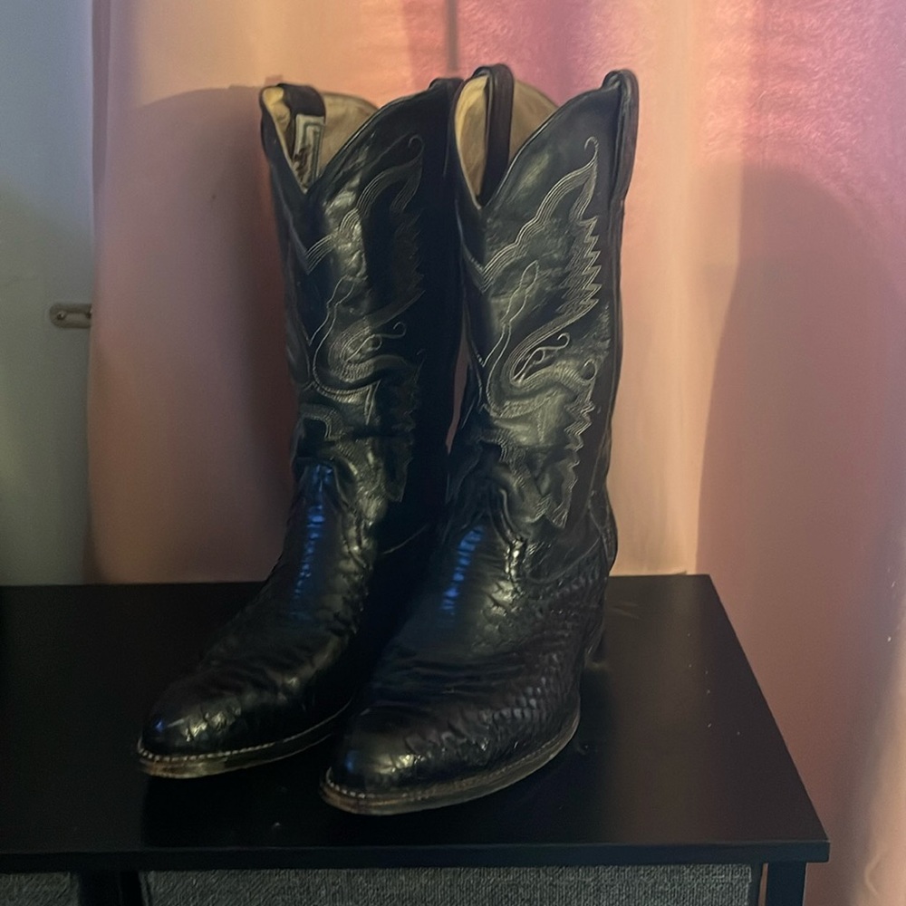 Ausente Boot’s don’t have size but looks like 9 smoke free environment clean.
